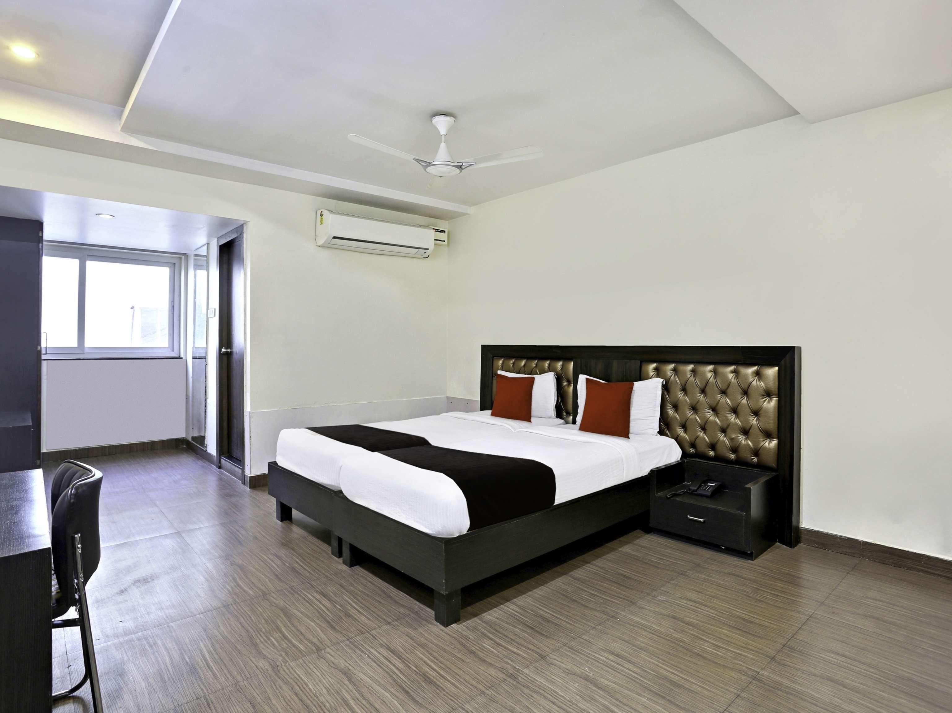 Townhouse Halcyon Deccan Inn Near Shilparamam Kondapur  Exterior photo