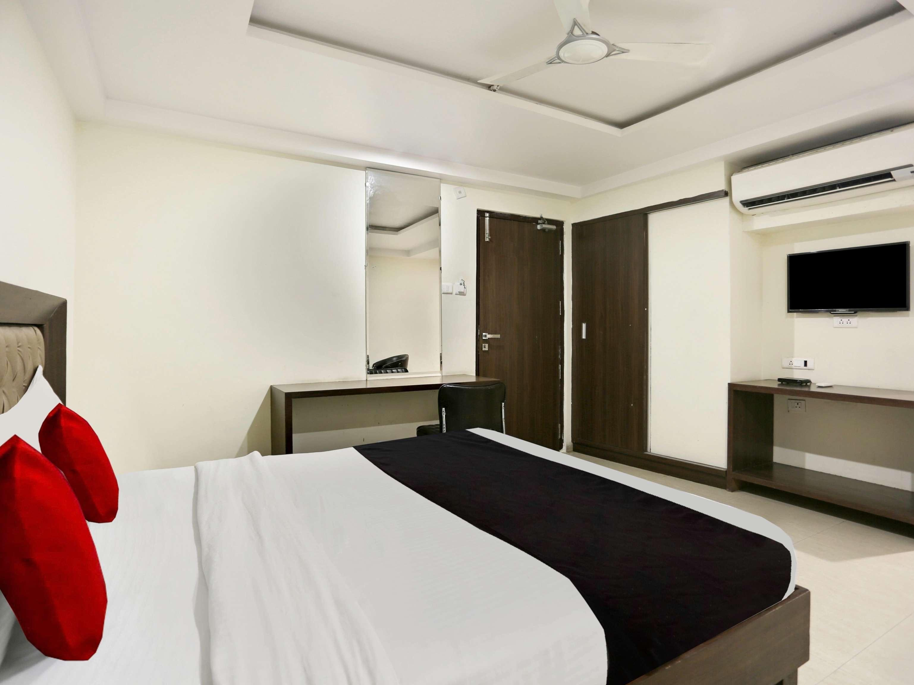 Townhouse Halcyon Deccan Inn Near Shilparamam Kondapur  Exterior photo