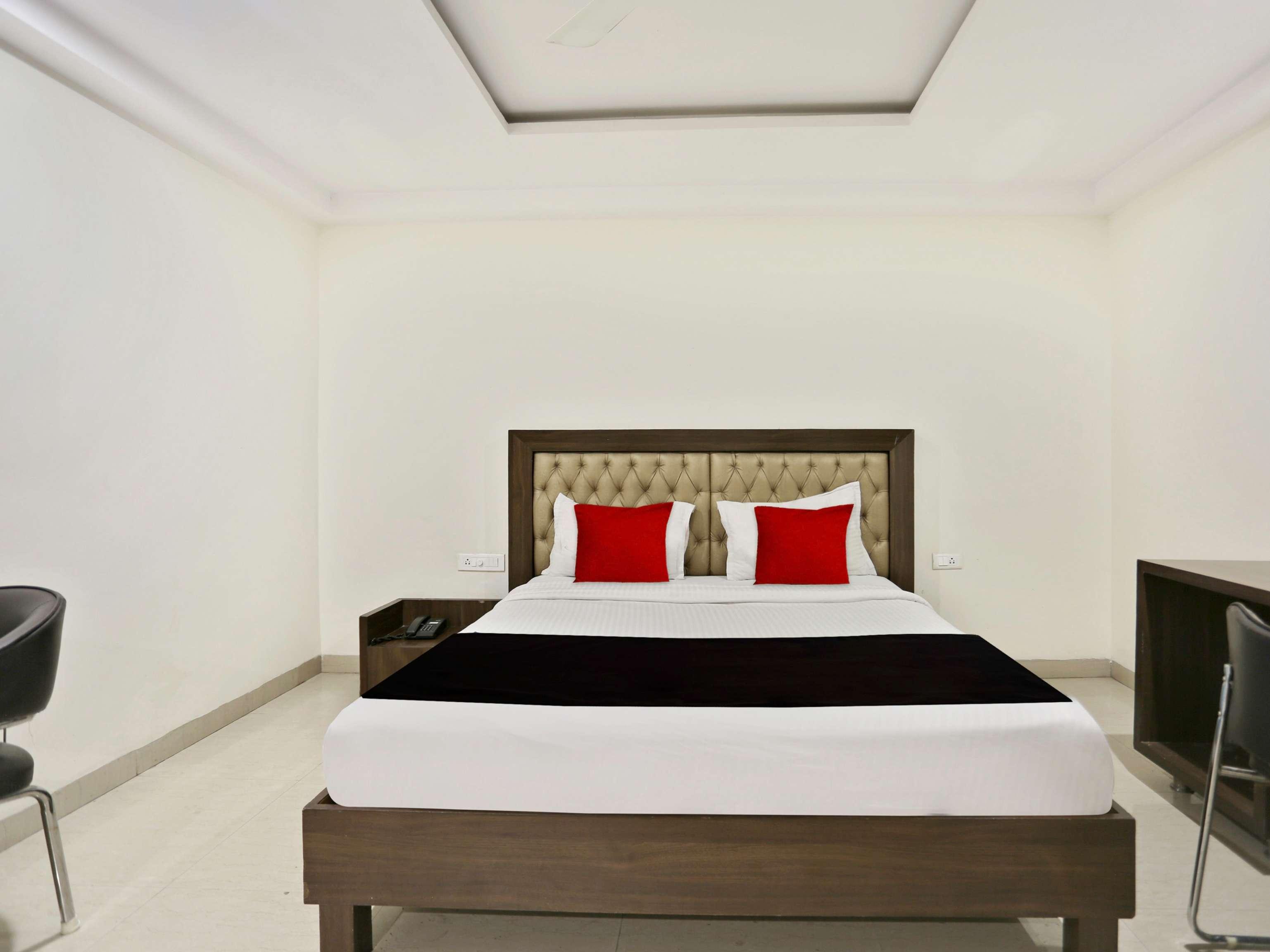 Townhouse Halcyon Deccan Inn Near Shilparamam Kondapur  Exterior photo