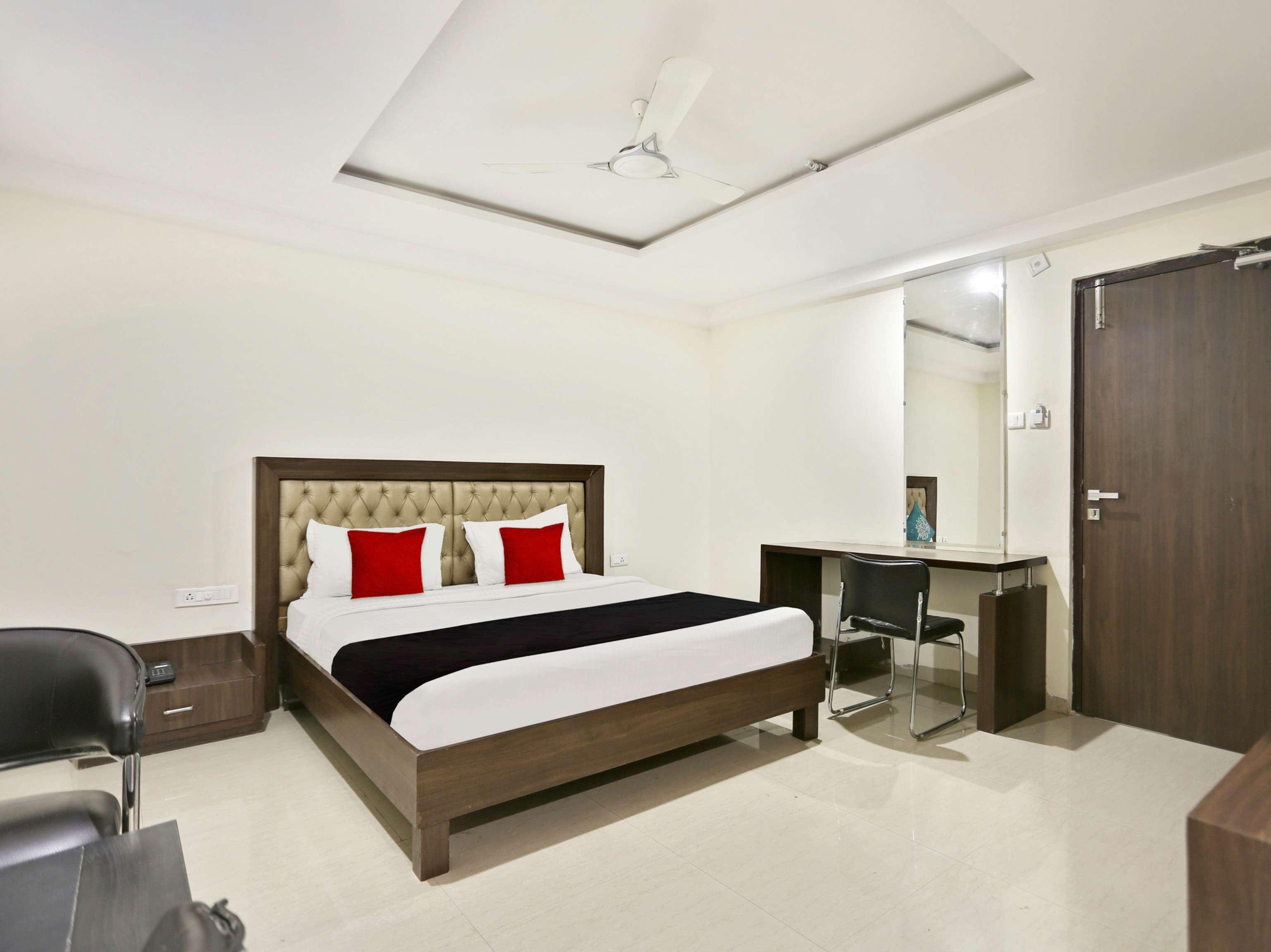 Townhouse Halcyon Deccan Inn Near Shilparamam Kondapur  Exterior photo
