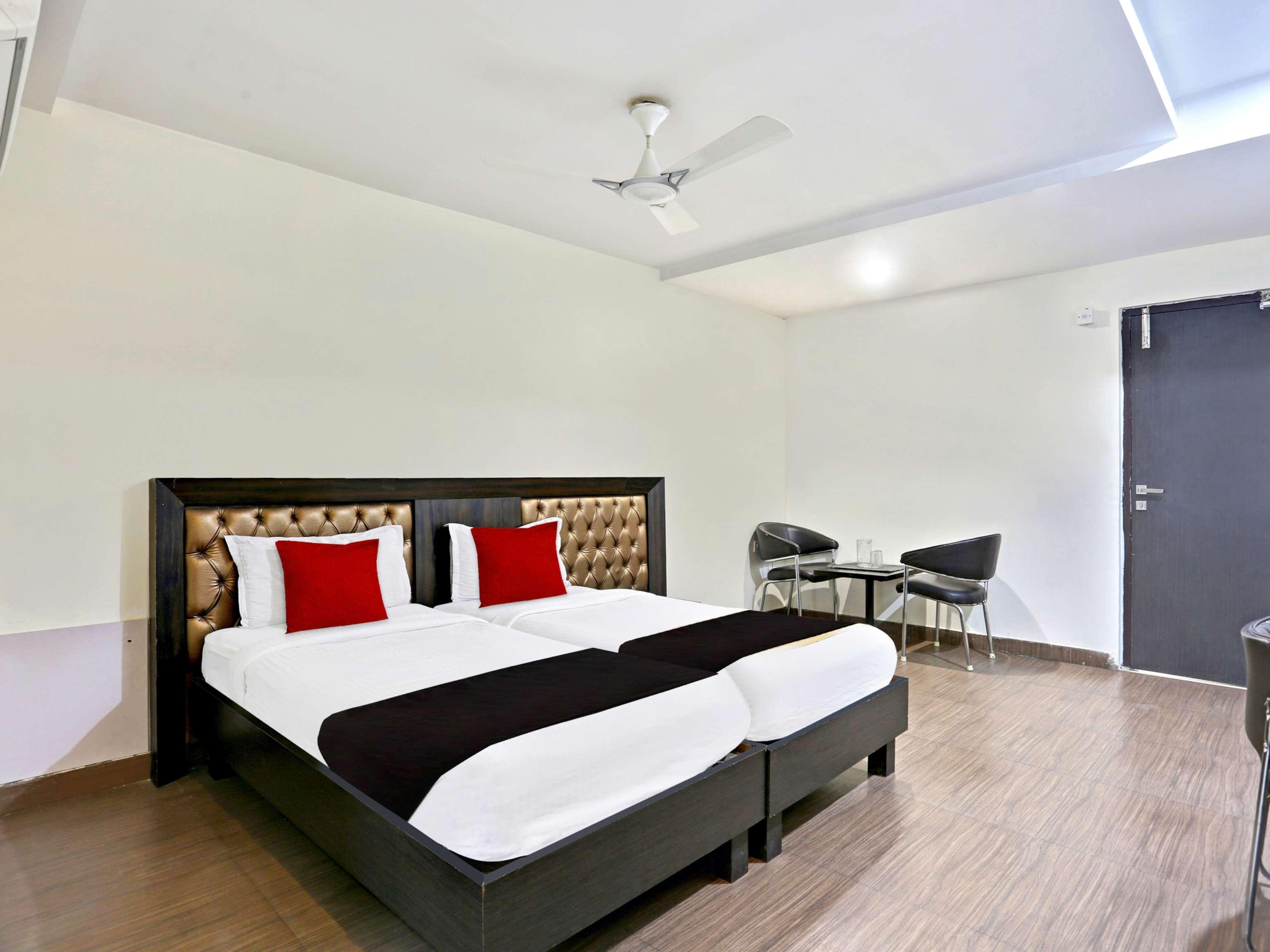 Townhouse Halcyon Deccan Inn Near Shilparamam Kondapur  Exterior photo