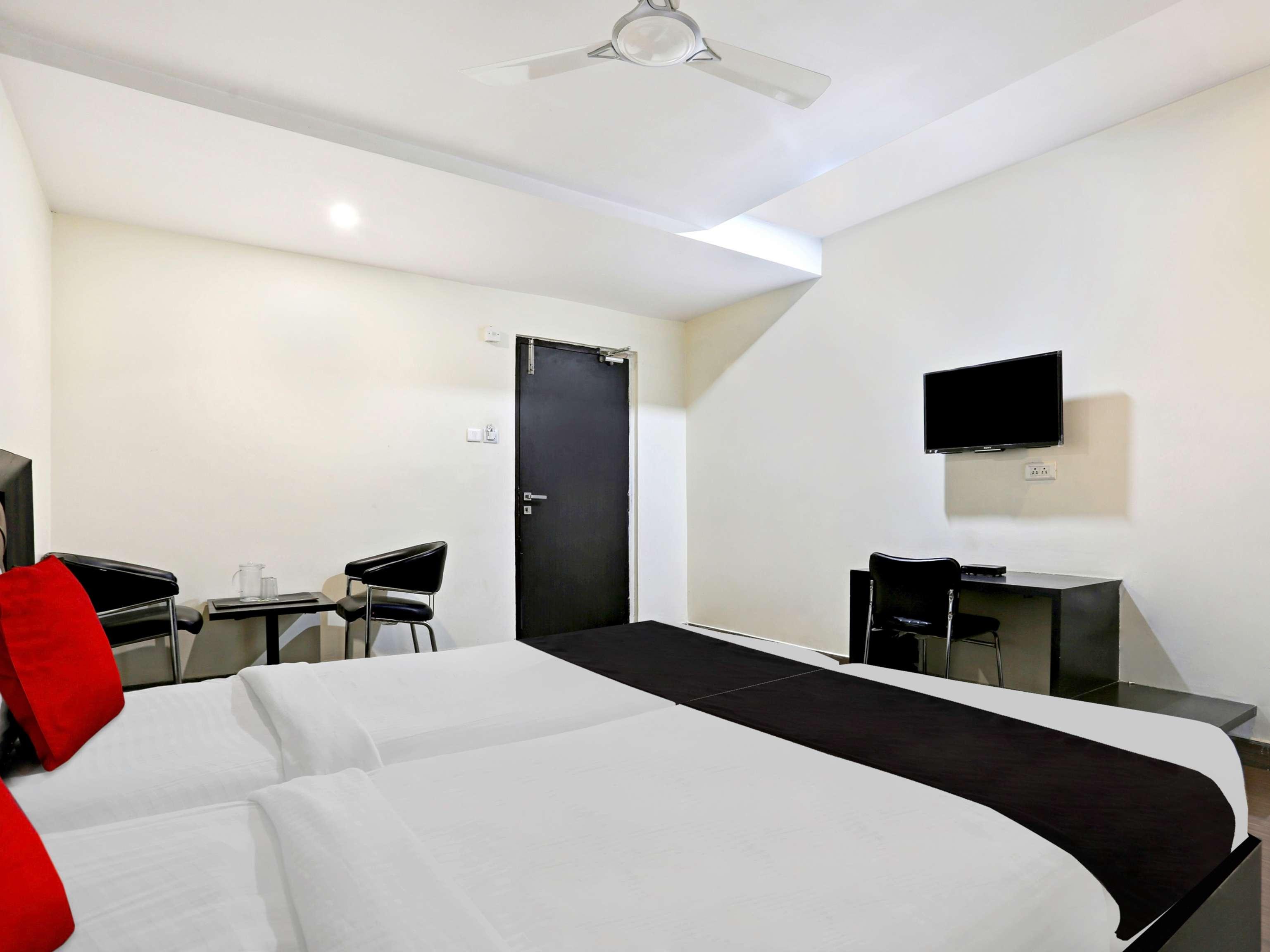 Townhouse Halcyon Deccan Inn Near Shilparamam Kondapur  Exterior photo