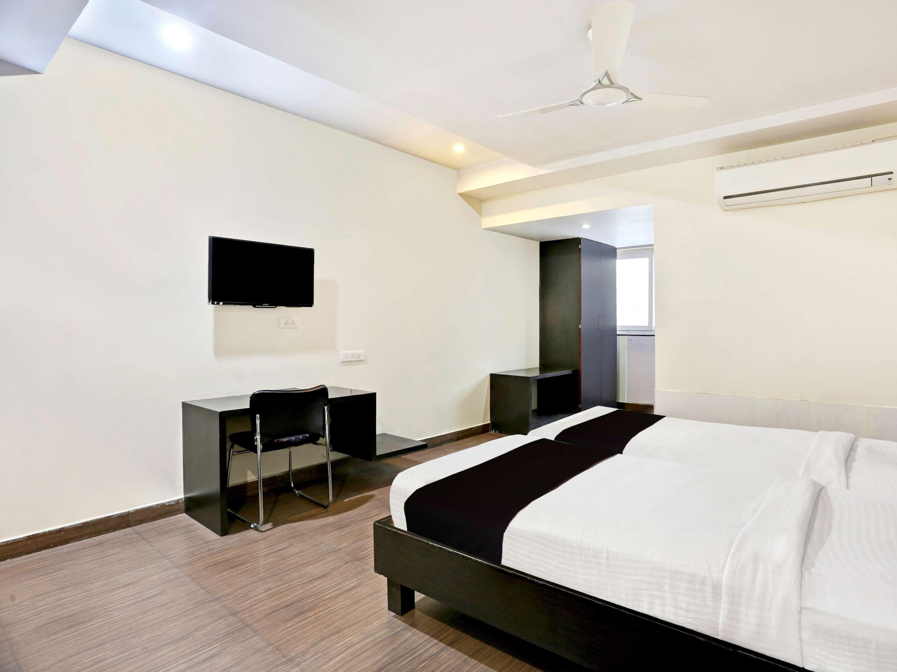 Townhouse Halcyon Deccan Inn Near Shilparamam Kondapur  Exterior photo