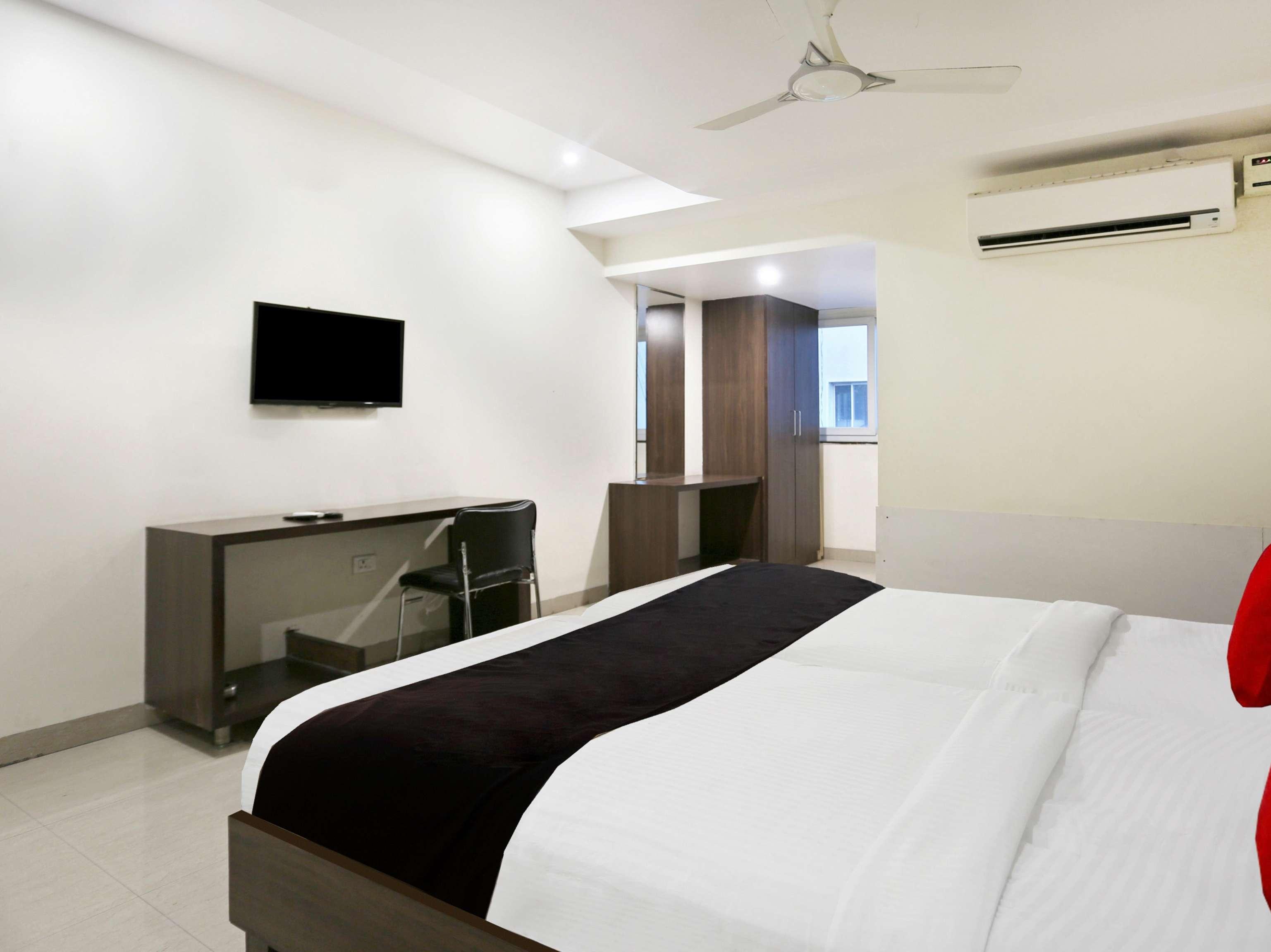 Townhouse Halcyon Deccan Inn Near Shilparamam Kondapur  Exterior photo