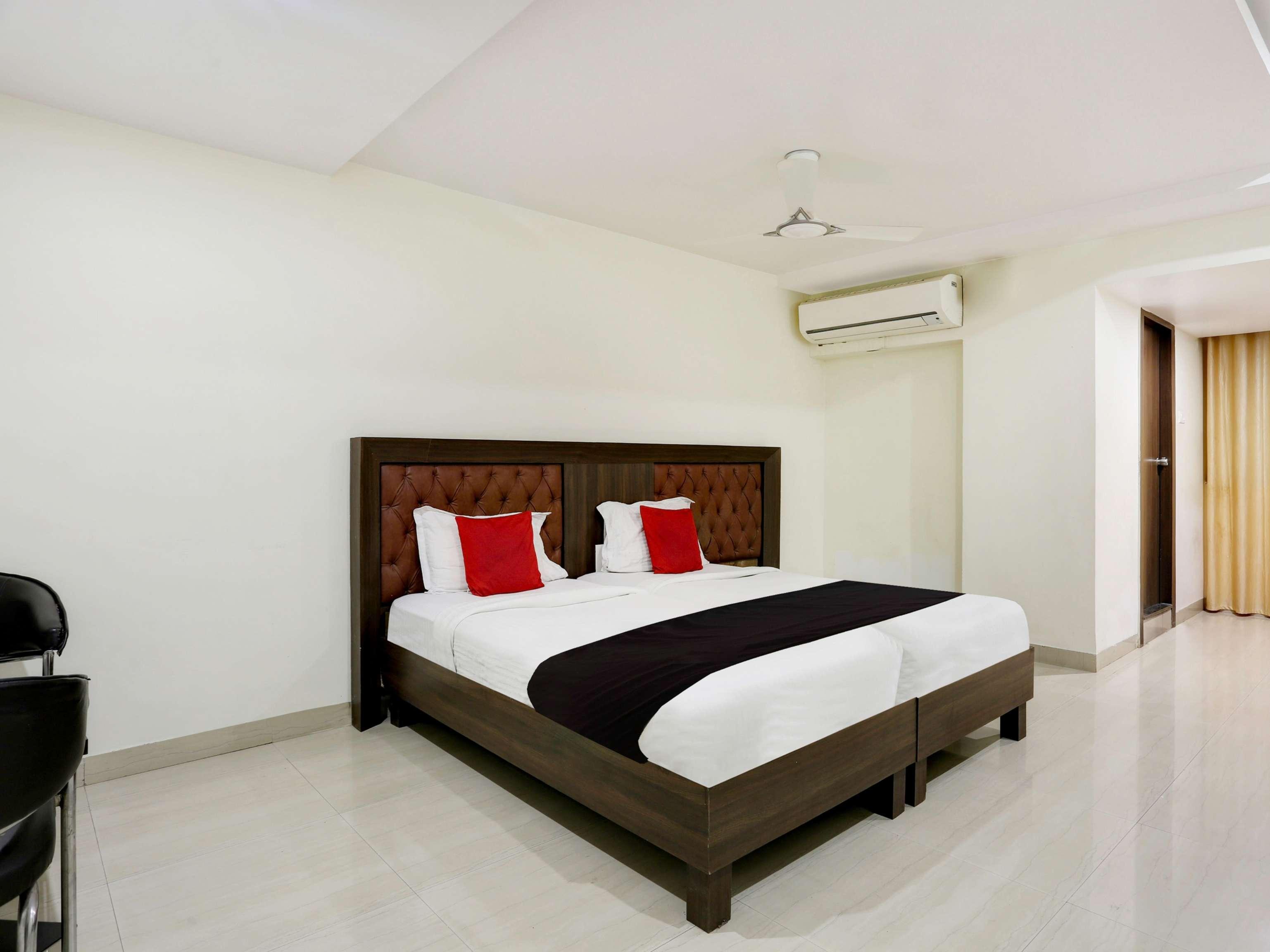 Townhouse Halcyon Deccan Inn Near Shilparamam Kondapur  Exterior photo
