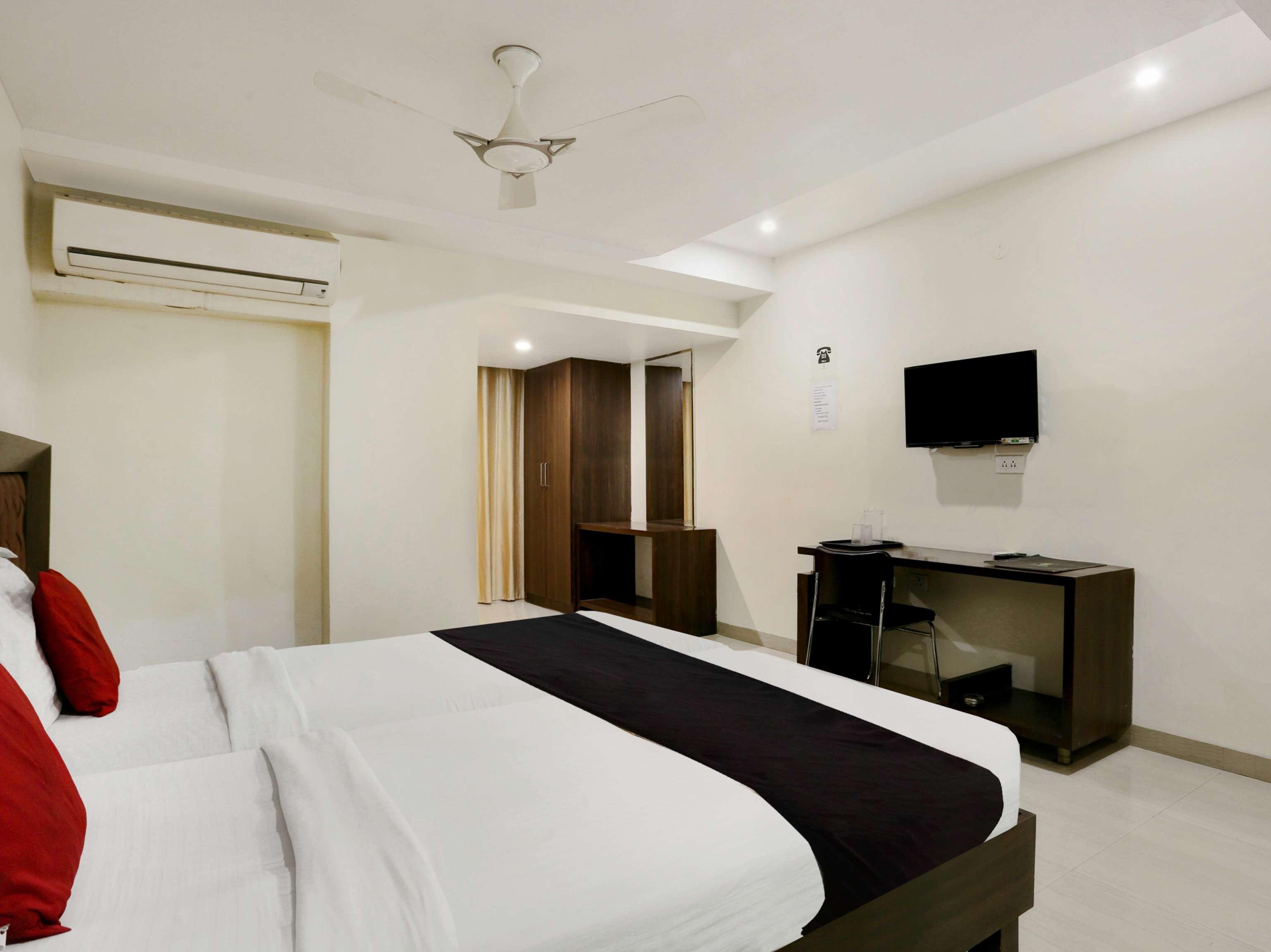 Townhouse Halcyon Deccan Inn Near Shilparamam Kondapur  Exterior photo