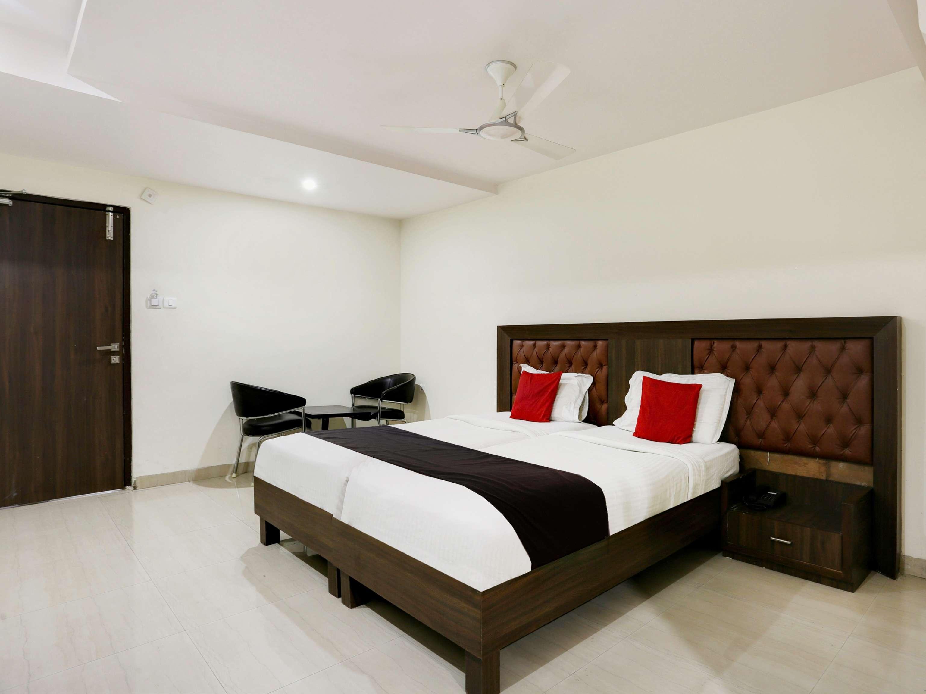 Townhouse Halcyon Deccan Inn Near Shilparamam Kondapur  Exterior photo
