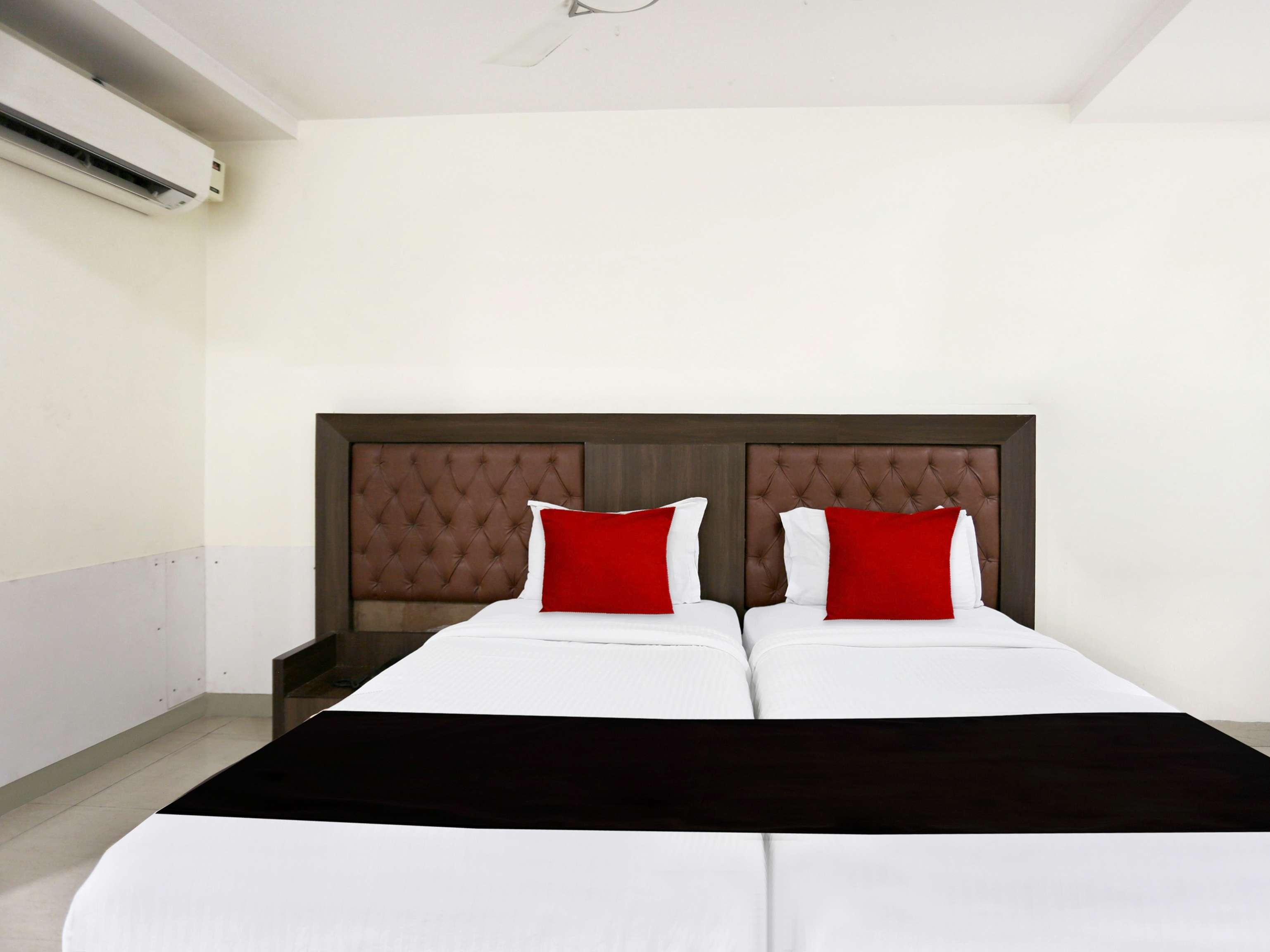 Townhouse Halcyon Deccan Inn Near Shilparamam Kondapur  Exterior photo