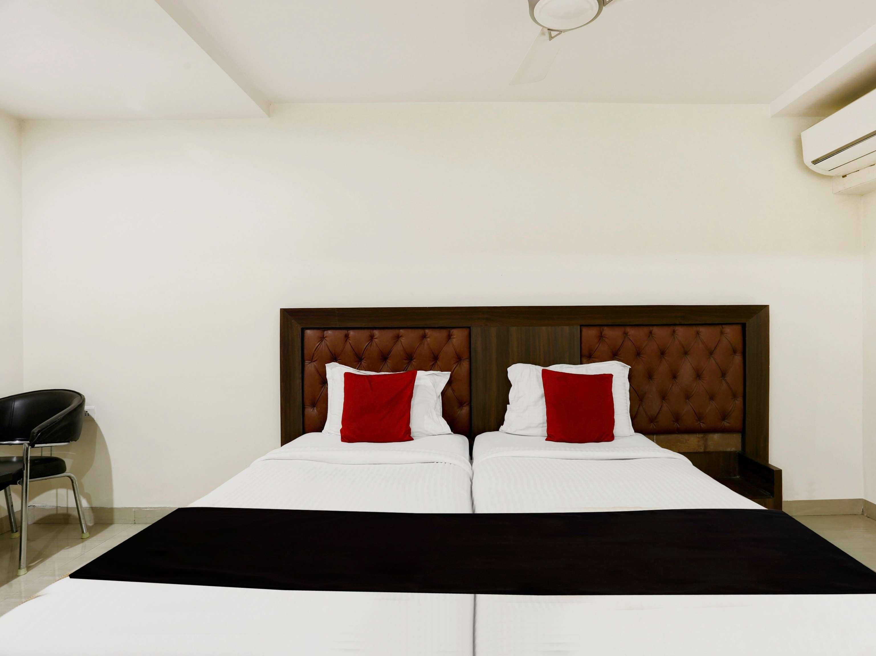 Townhouse Halcyon Deccan Inn Near Shilparamam Kondapur  Exterior photo