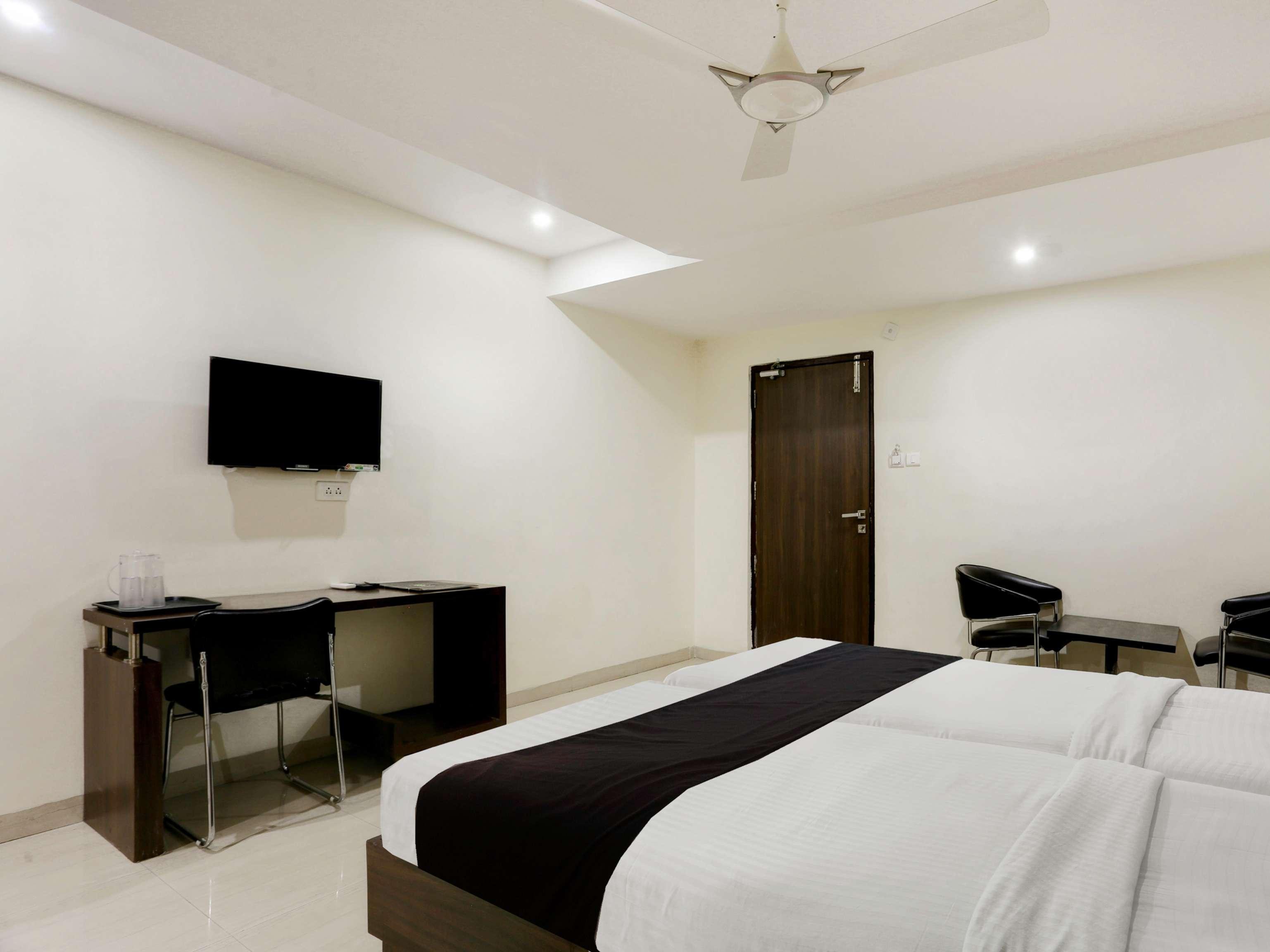 Townhouse Halcyon Deccan Inn Near Shilparamam Kondapur  Exterior photo