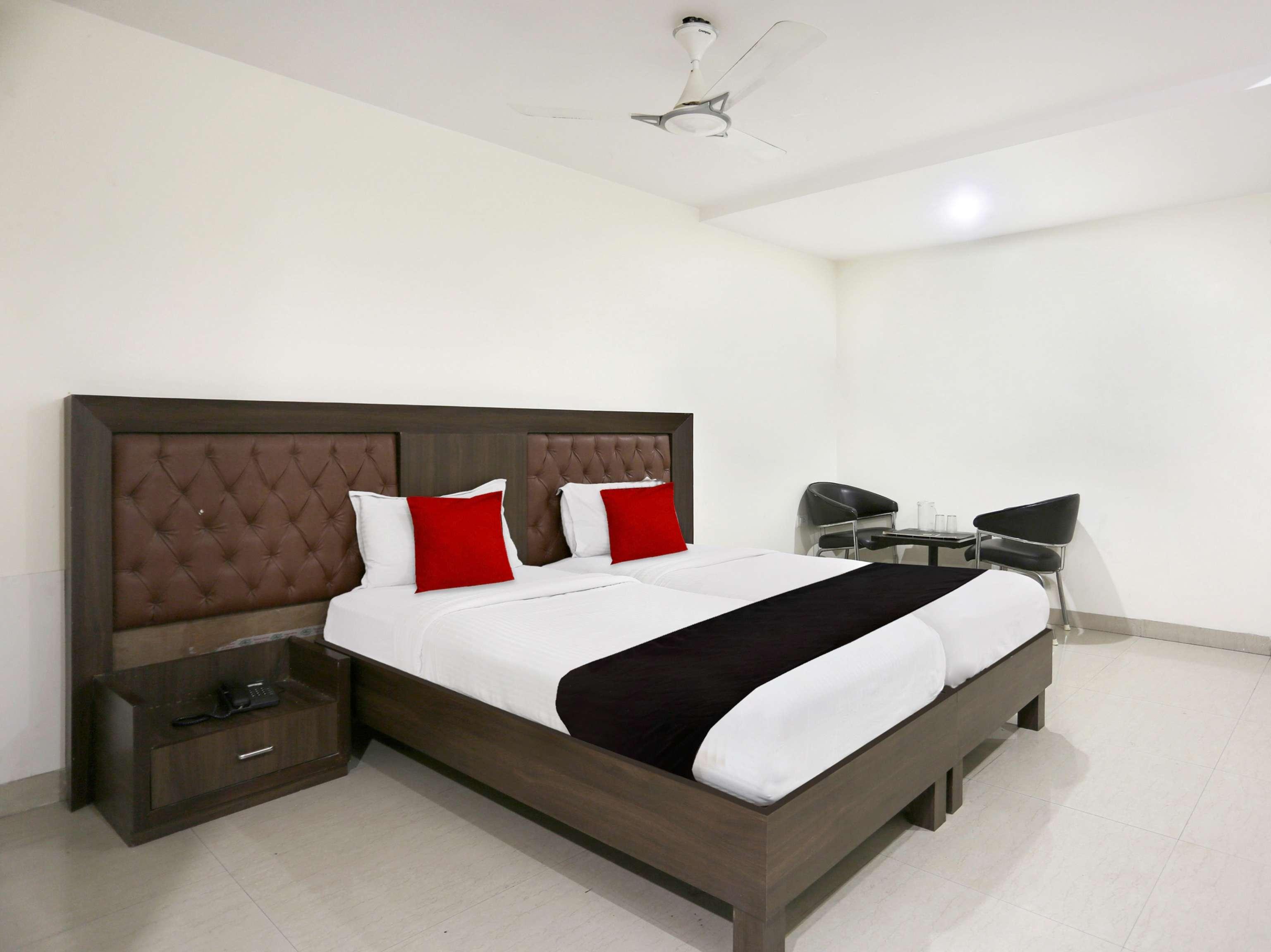 Townhouse Halcyon Deccan Inn Near Shilparamam Kondapur  Exterior photo