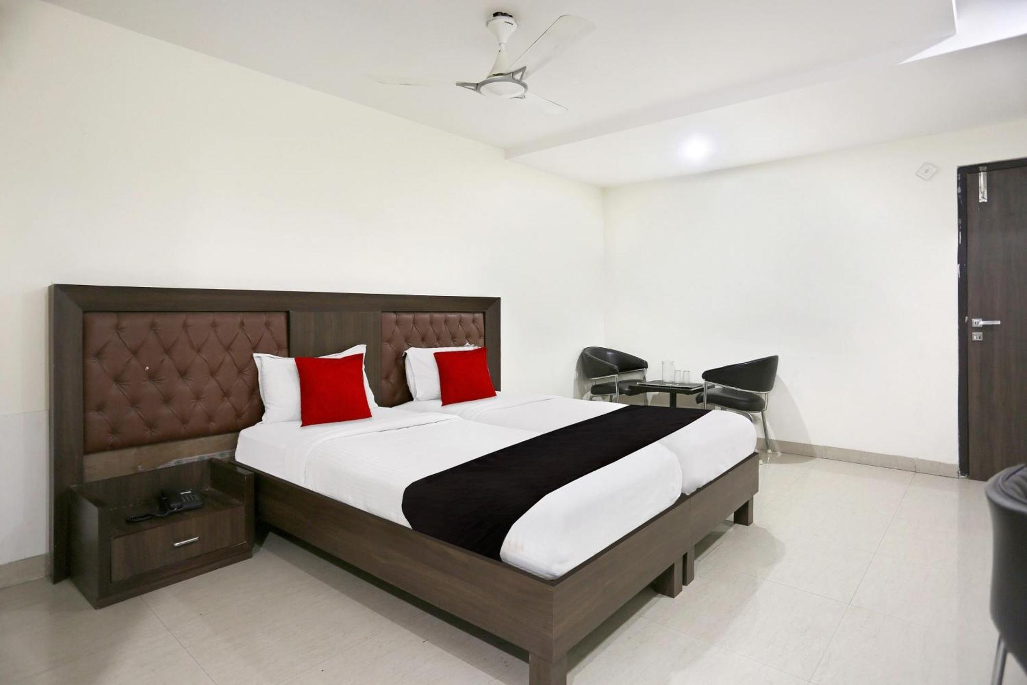 Townhouse Halcyon Deccan Inn Near Shilparamam Kondapur  Exterior photo