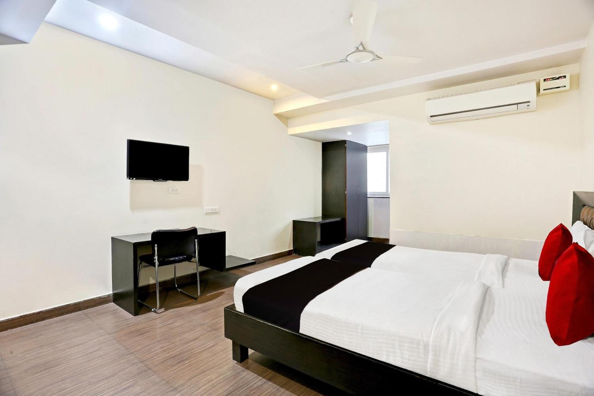 Townhouse Halcyon Deccan Inn Near Shilparamam Kondapur  Exterior photo
