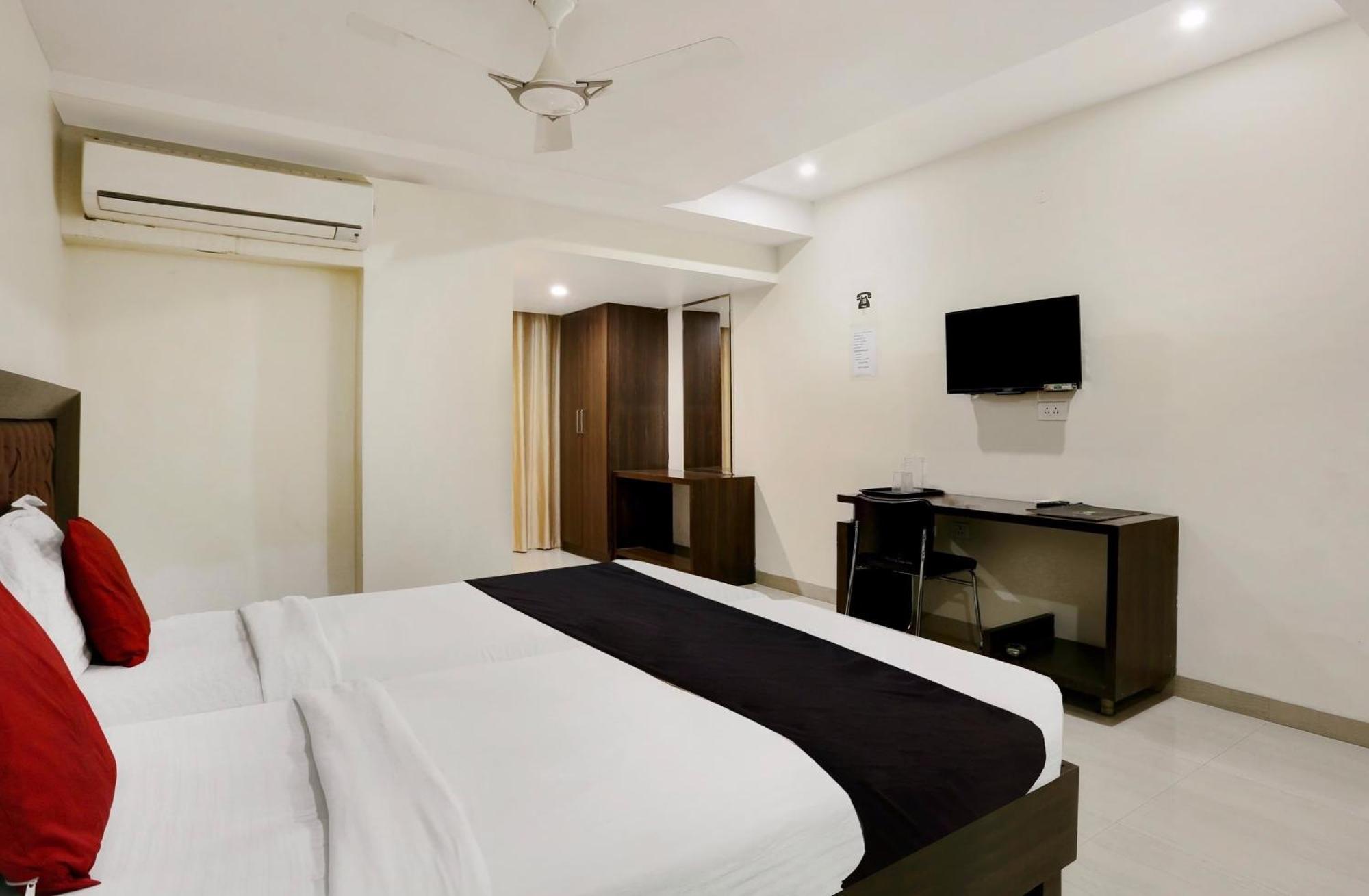 Townhouse Halcyon Deccan Inn Near Shilparamam Kondapur  Exterior photo
