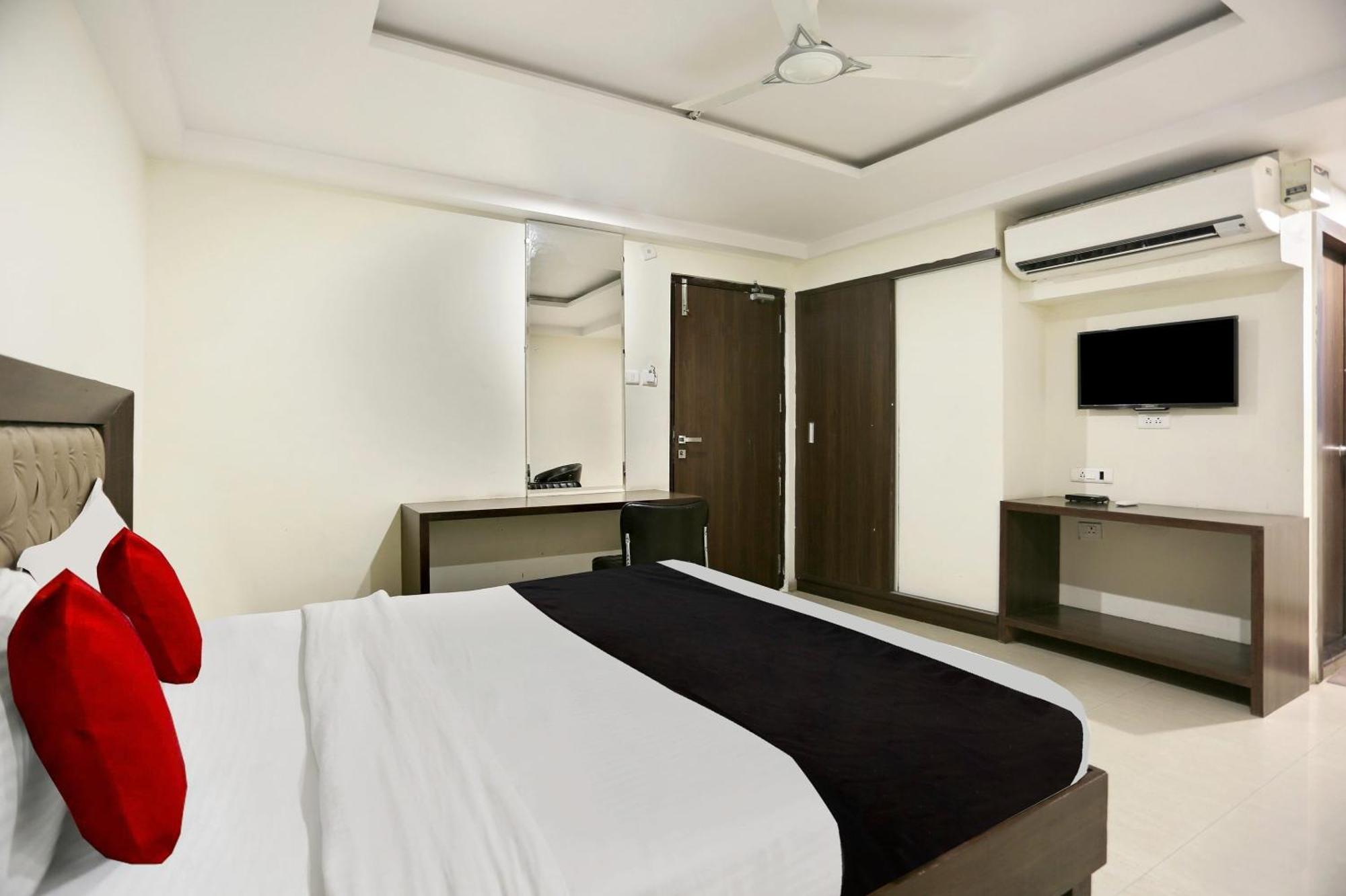Townhouse Halcyon Deccan Inn Near Shilparamam Kondapur  Exterior photo