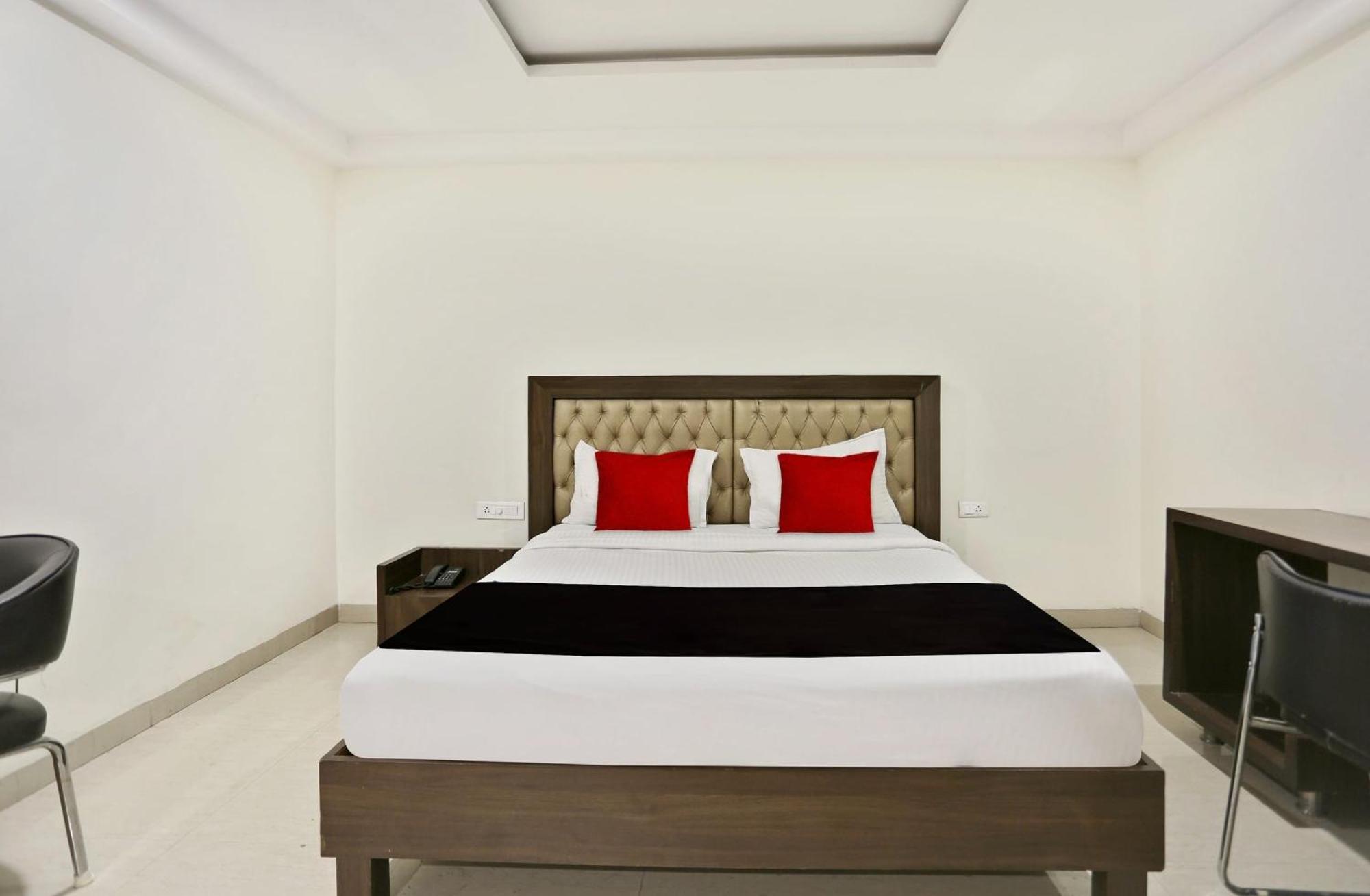 Townhouse Halcyon Deccan Inn Near Shilparamam Kondapur  Exterior photo