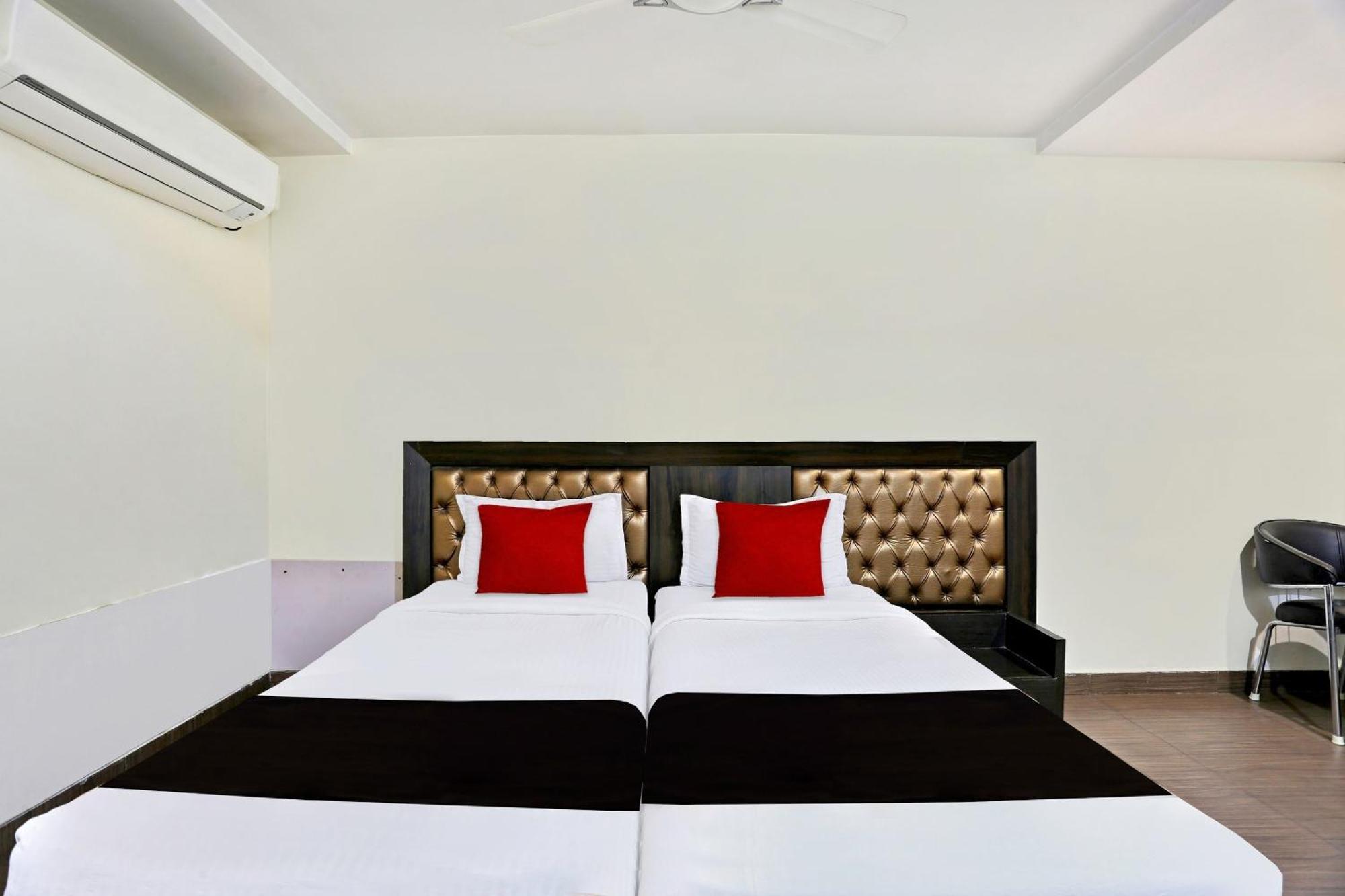 Townhouse Halcyon Deccan Inn Near Shilparamam Kondapur  Exterior photo