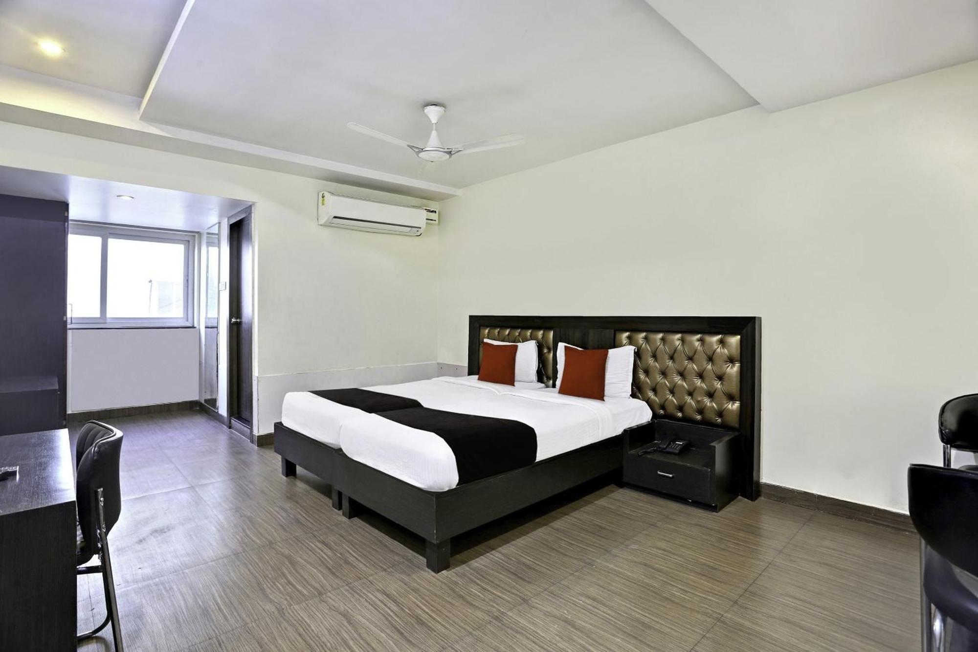 Townhouse Halcyon Deccan Inn Near Shilparamam Kondapur  Exterior photo