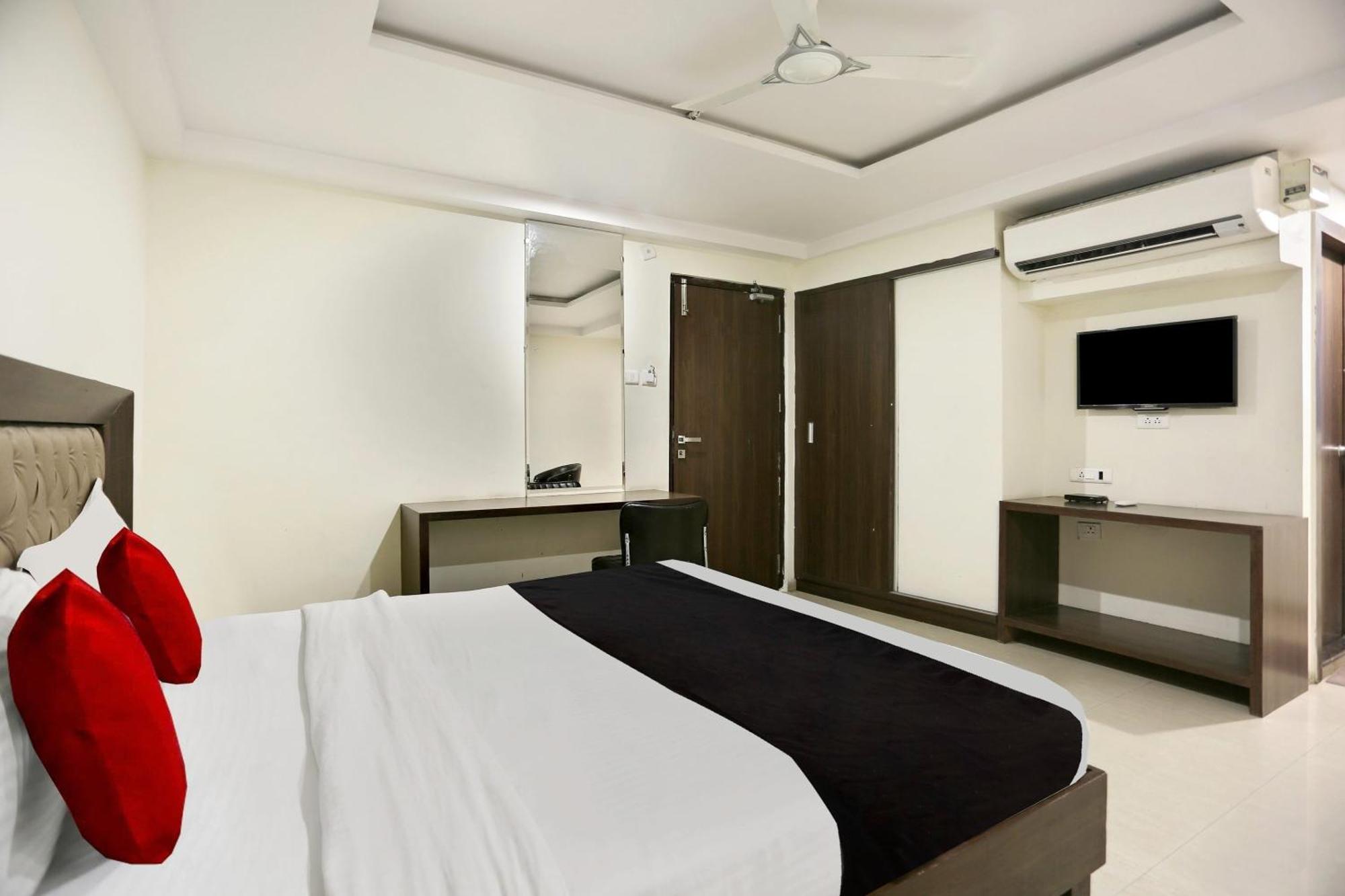 Townhouse Halcyon Deccan Inn Near Shilparamam Kondapur  Exterior photo