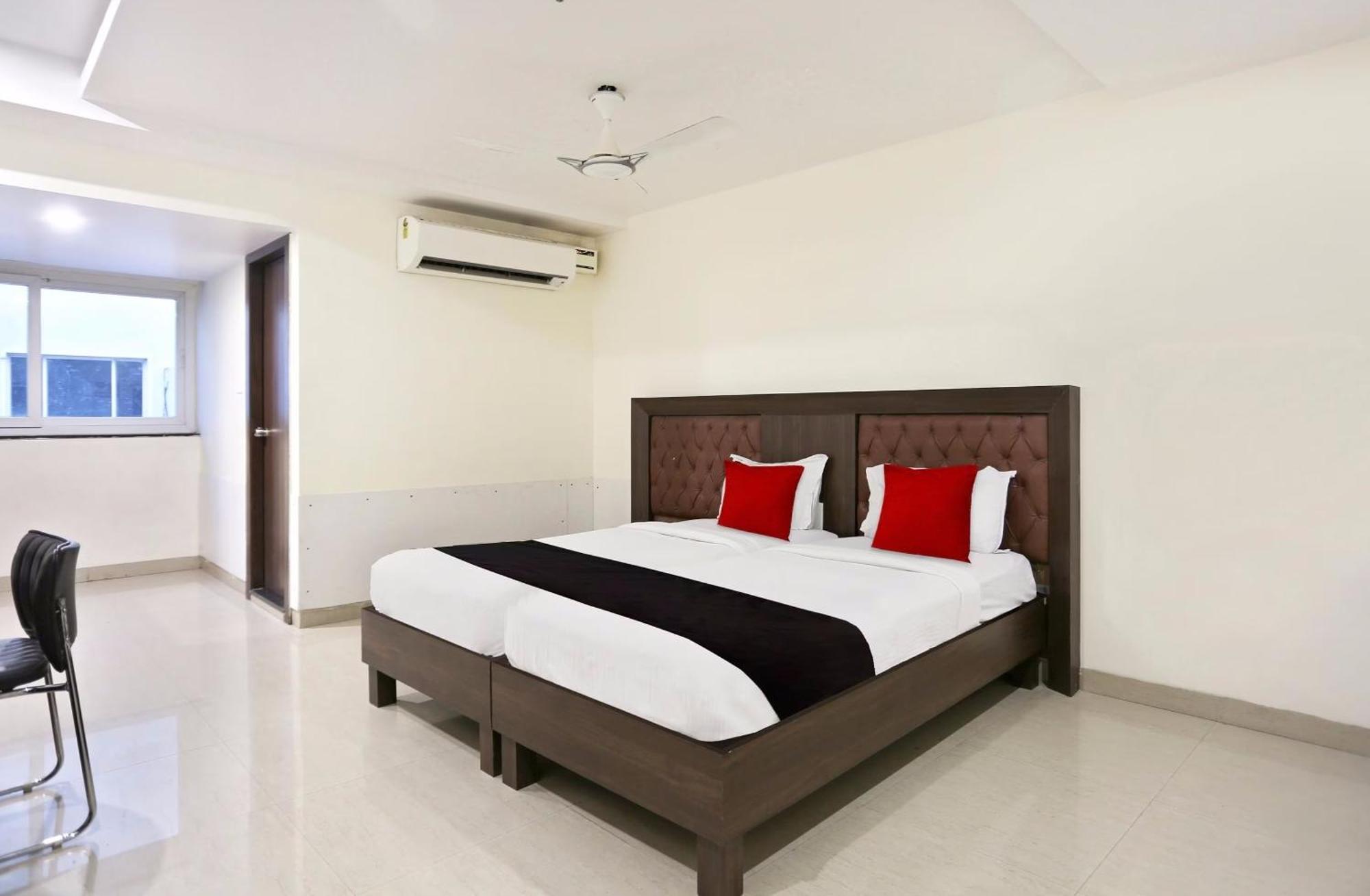 Townhouse Halcyon Deccan Inn Near Shilparamam Kondapur  Exterior photo