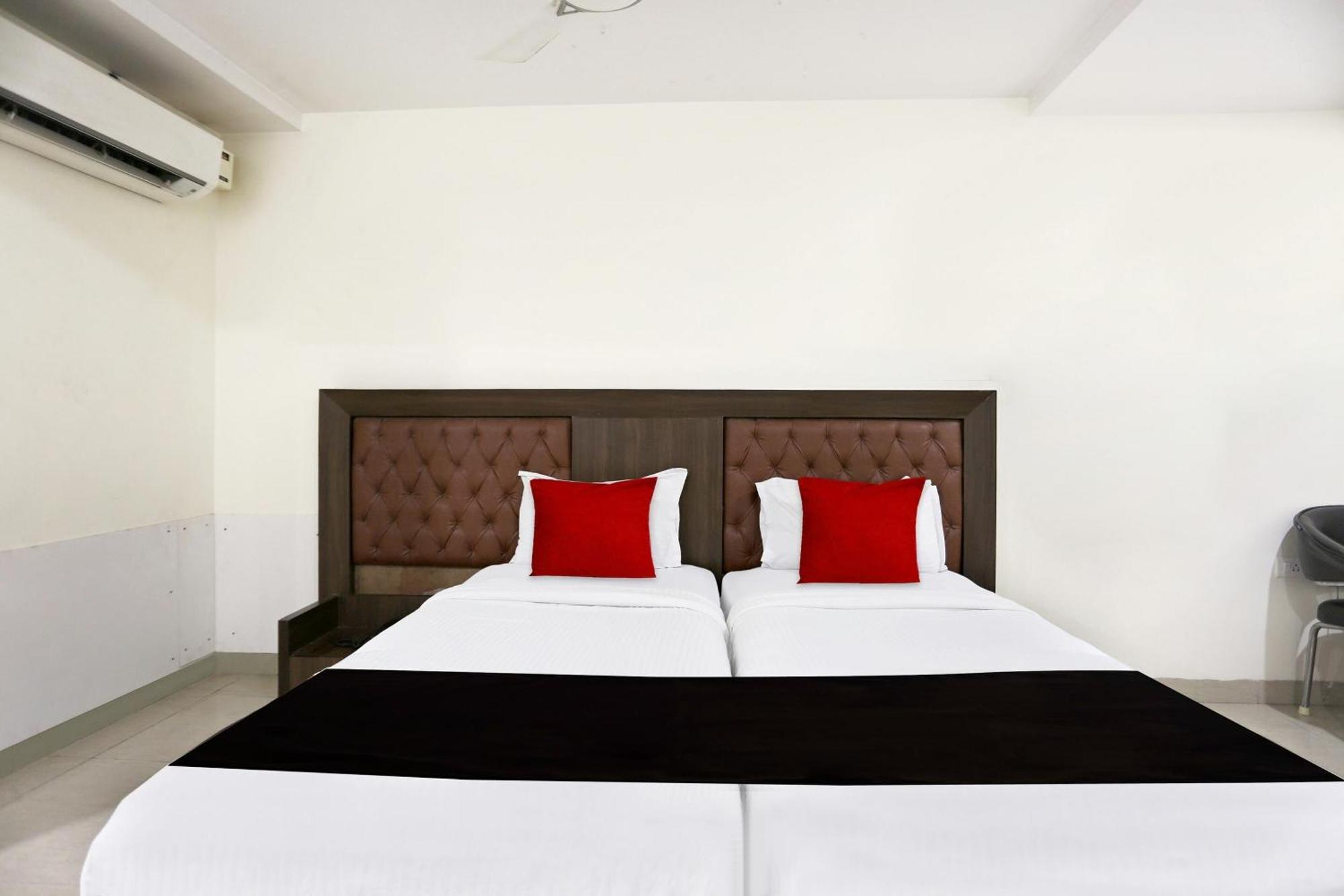 Townhouse Halcyon Deccan Inn Near Shilparamam Kondapur  Exterior photo