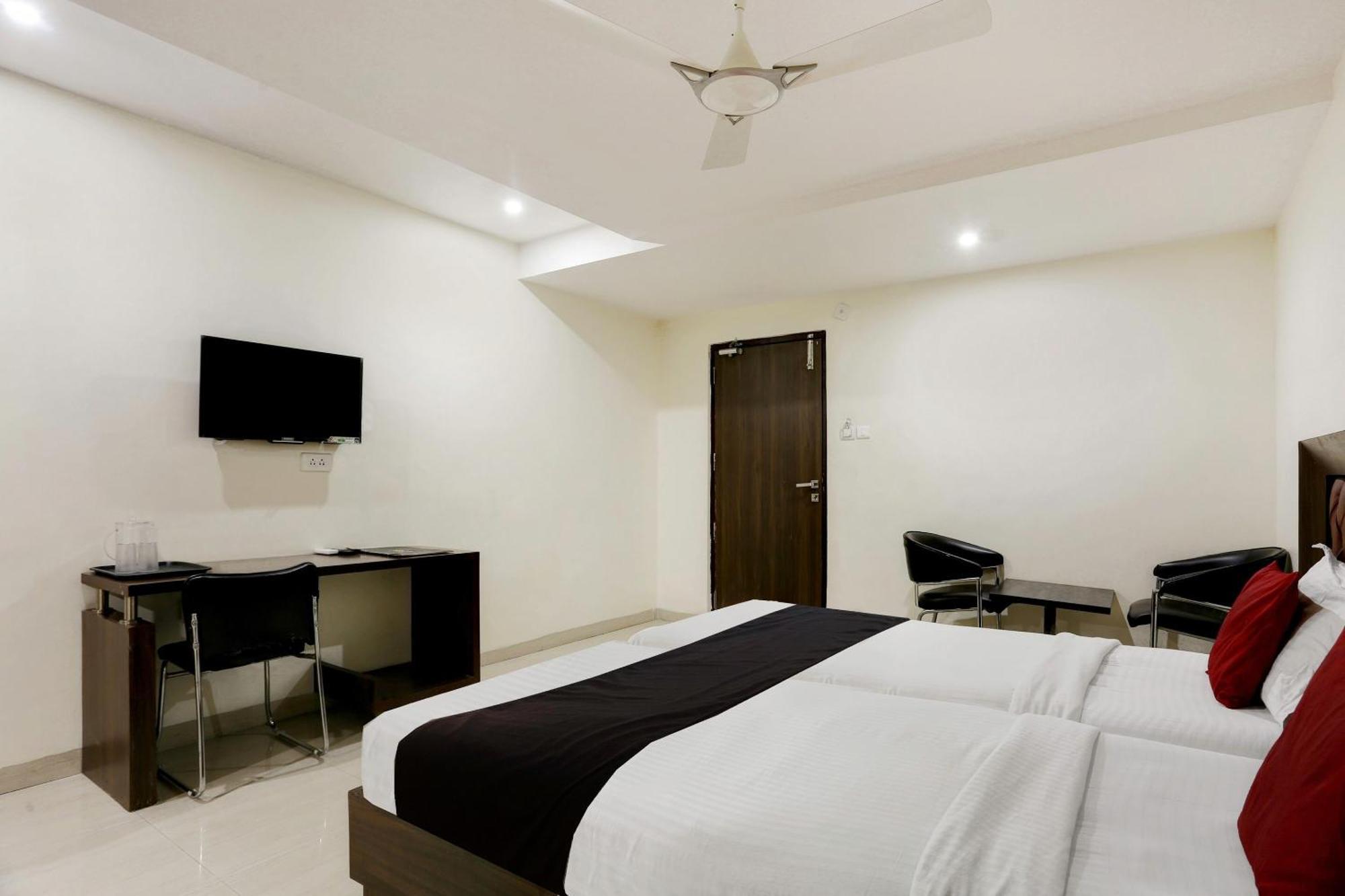 Townhouse Halcyon Deccan Inn Near Shilparamam Kondapur  Exterior photo