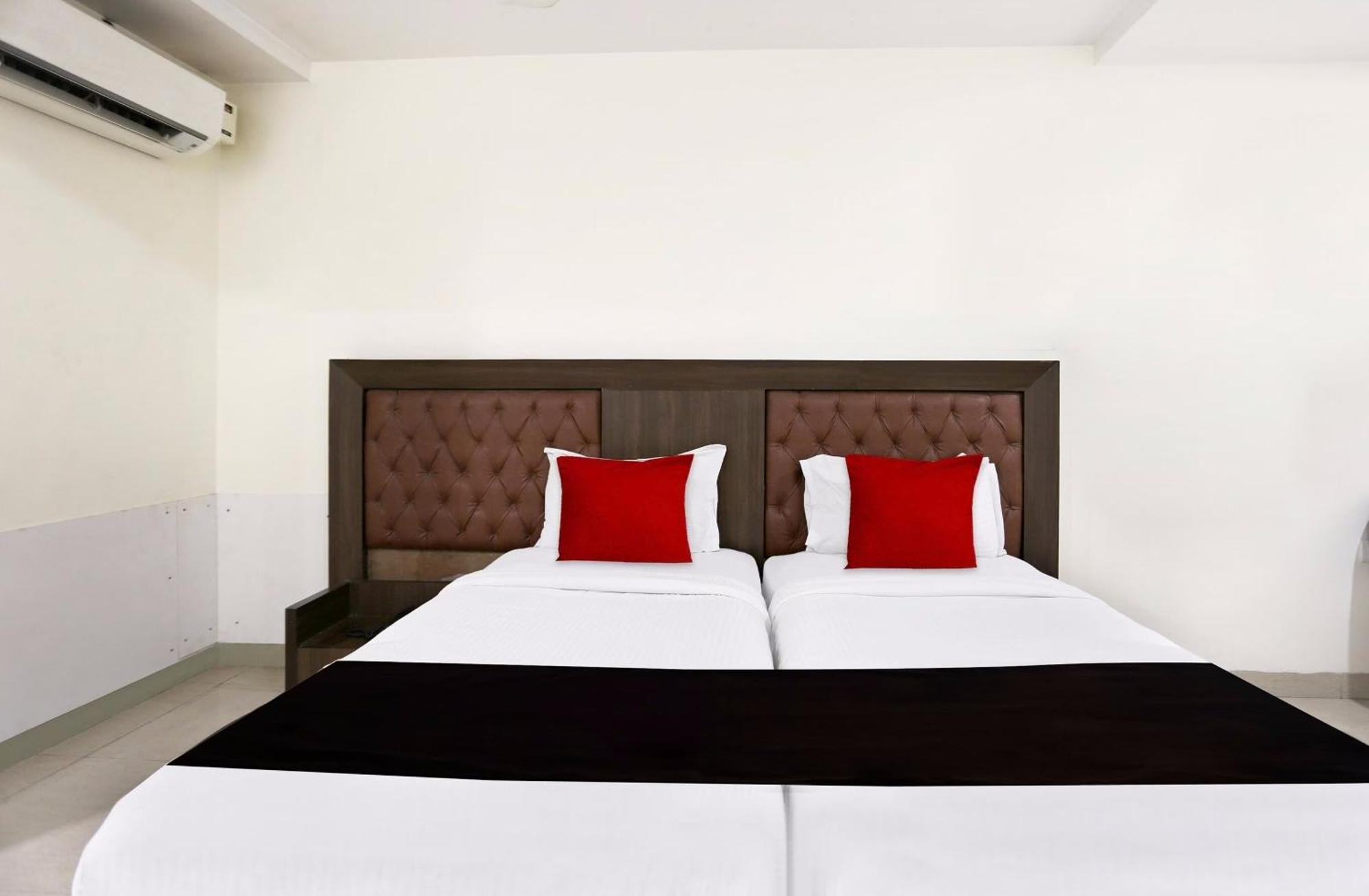 Townhouse Halcyon Deccan Inn Near Shilparamam Kondapur  Exterior photo
