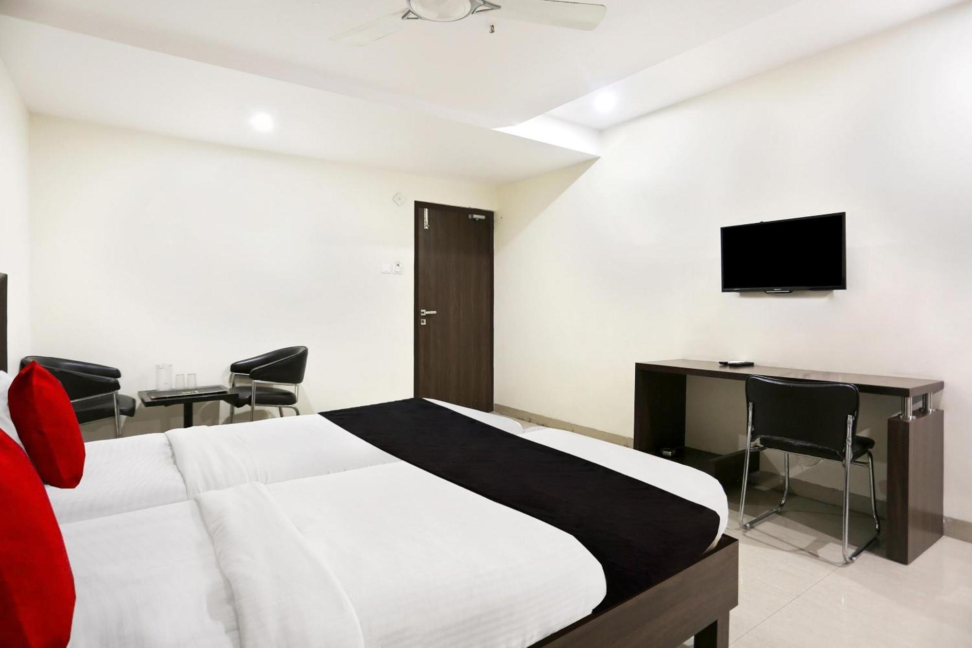 Townhouse Halcyon Deccan Inn Near Shilparamam Kondapur  Exterior photo