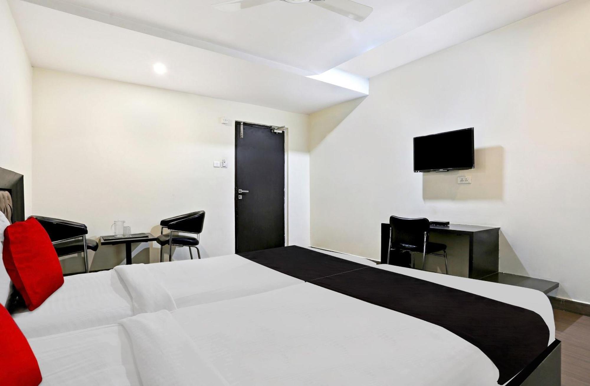 Townhouse Halcyon Deccan Inn Near Shilparamam Kondapur  Exterior photo