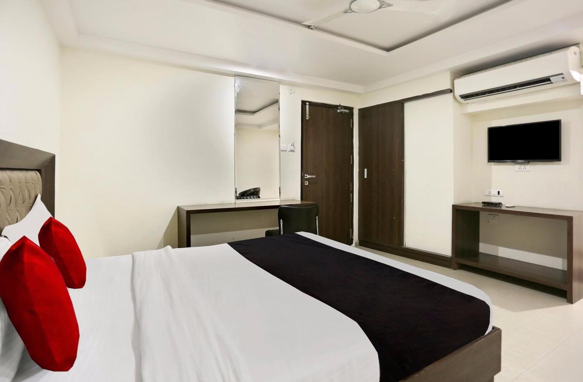 Townhouse Halcyon Deccan Inn Near Shilparamam Kondapur  Exterior photo