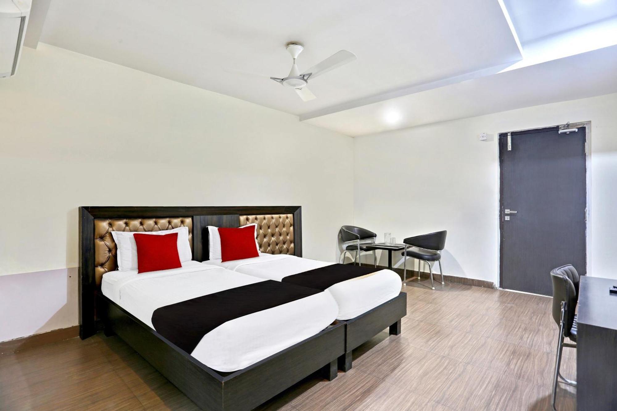 Townhouse Halcyon Deccan Inn Near Shilparamam Kondapur  Exterior photo