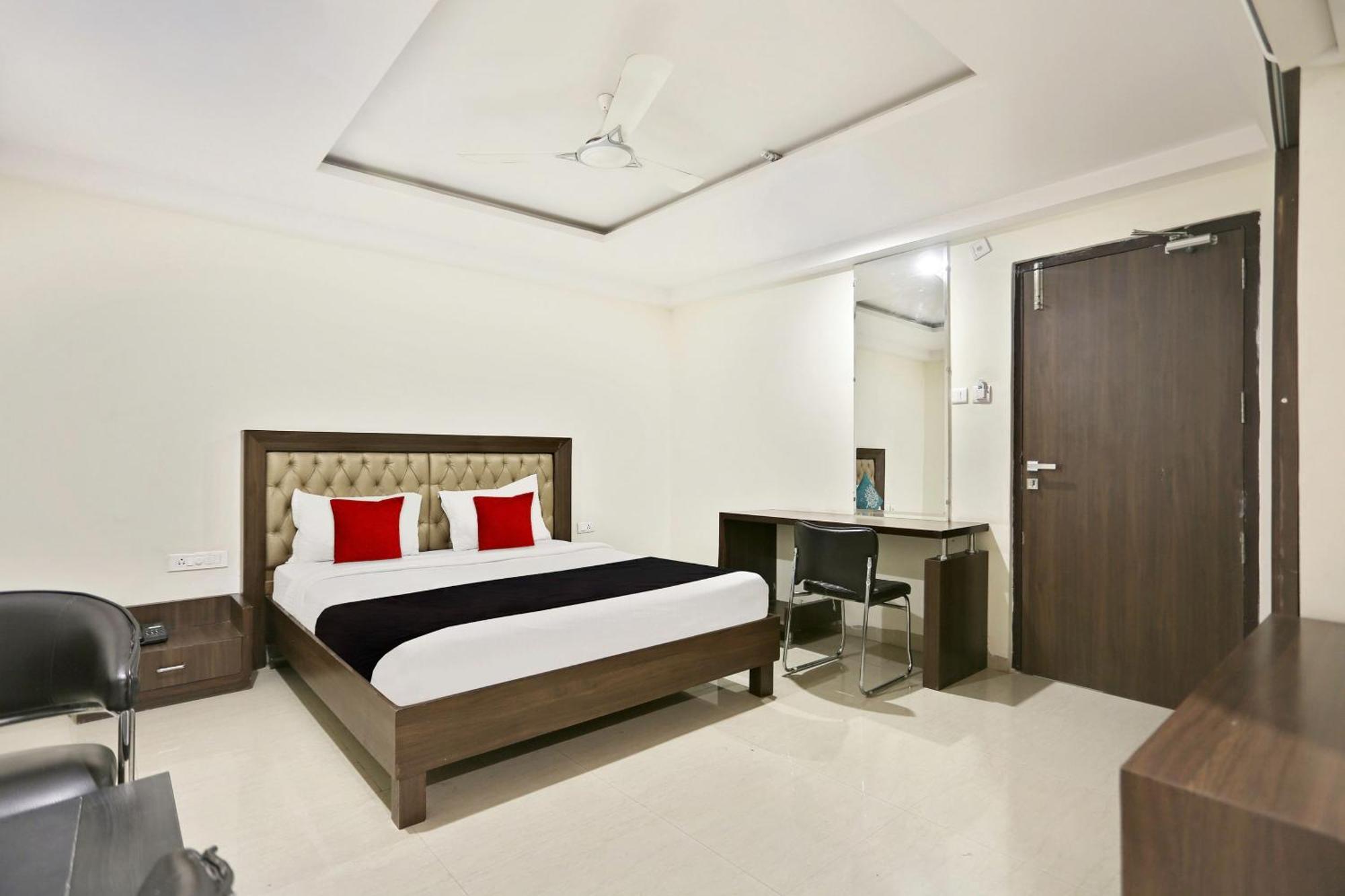 Townhouse Halcyon Deccan Inn Near Shilparamam Kondapur  Exterior photo
