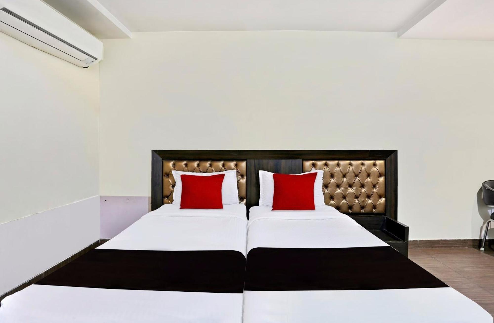 Townhouse Halcyon Deccan Inn Near Shilparamam Kondapur  Exterior photo