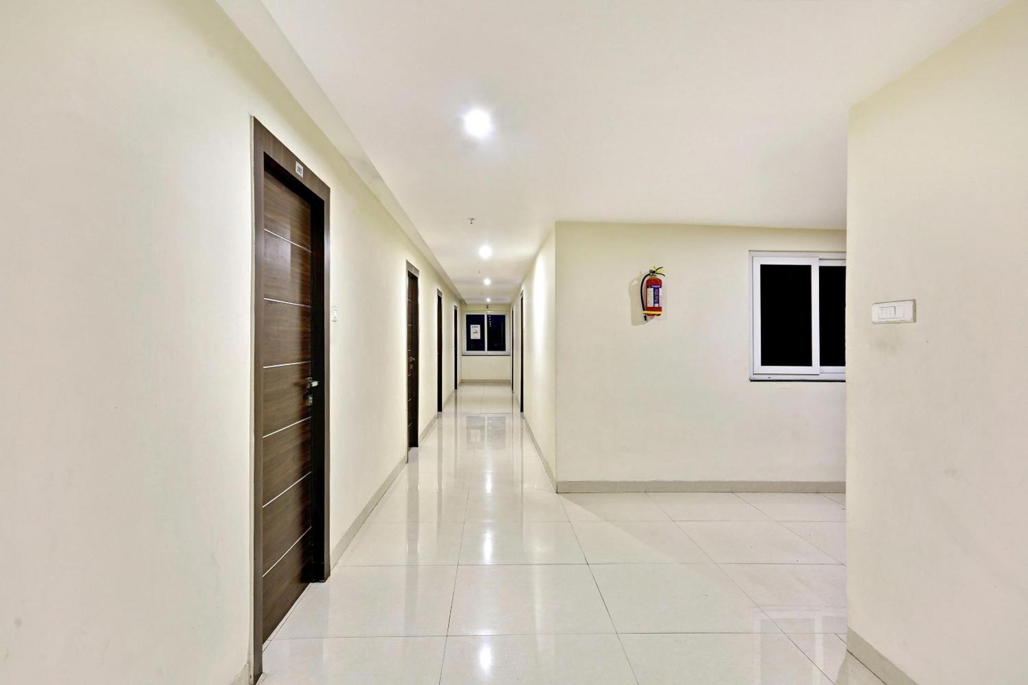 Townhouse Halcyon Deccan Inn Near Shilparamam Kondapur  Exterior photo