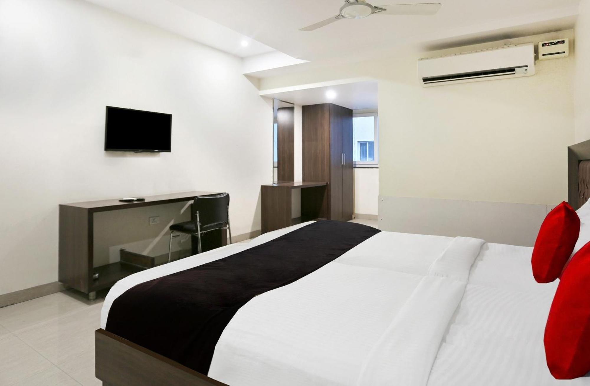 Townhouse Halcyon Deccan Inn Near Shilparamam Kondapur  Exterior photo