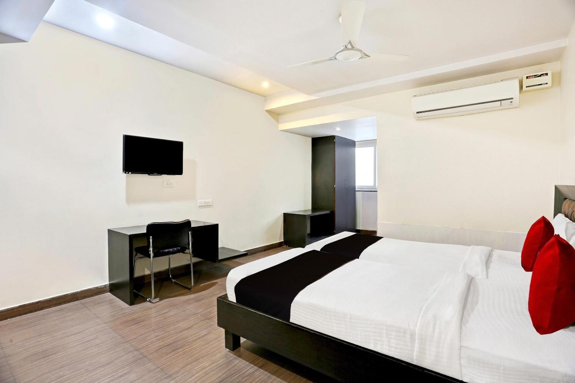 Townhouse Halcyon Deccan Inn Near Shilparamam Kondapur  Exterior photo