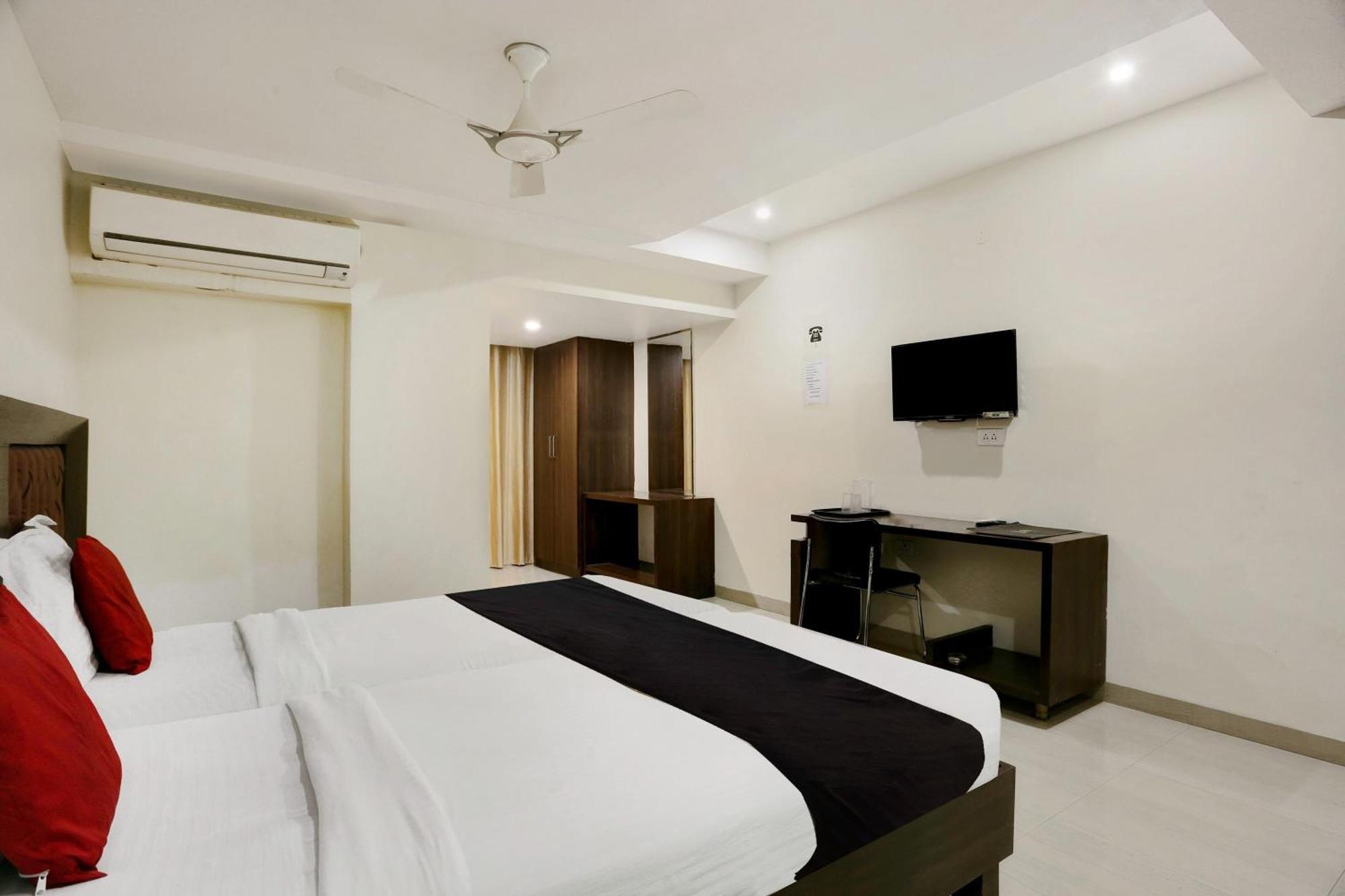 Townhouse Halcyon Deccan Inn Near Shilparamam Kondapur  Exterior photo