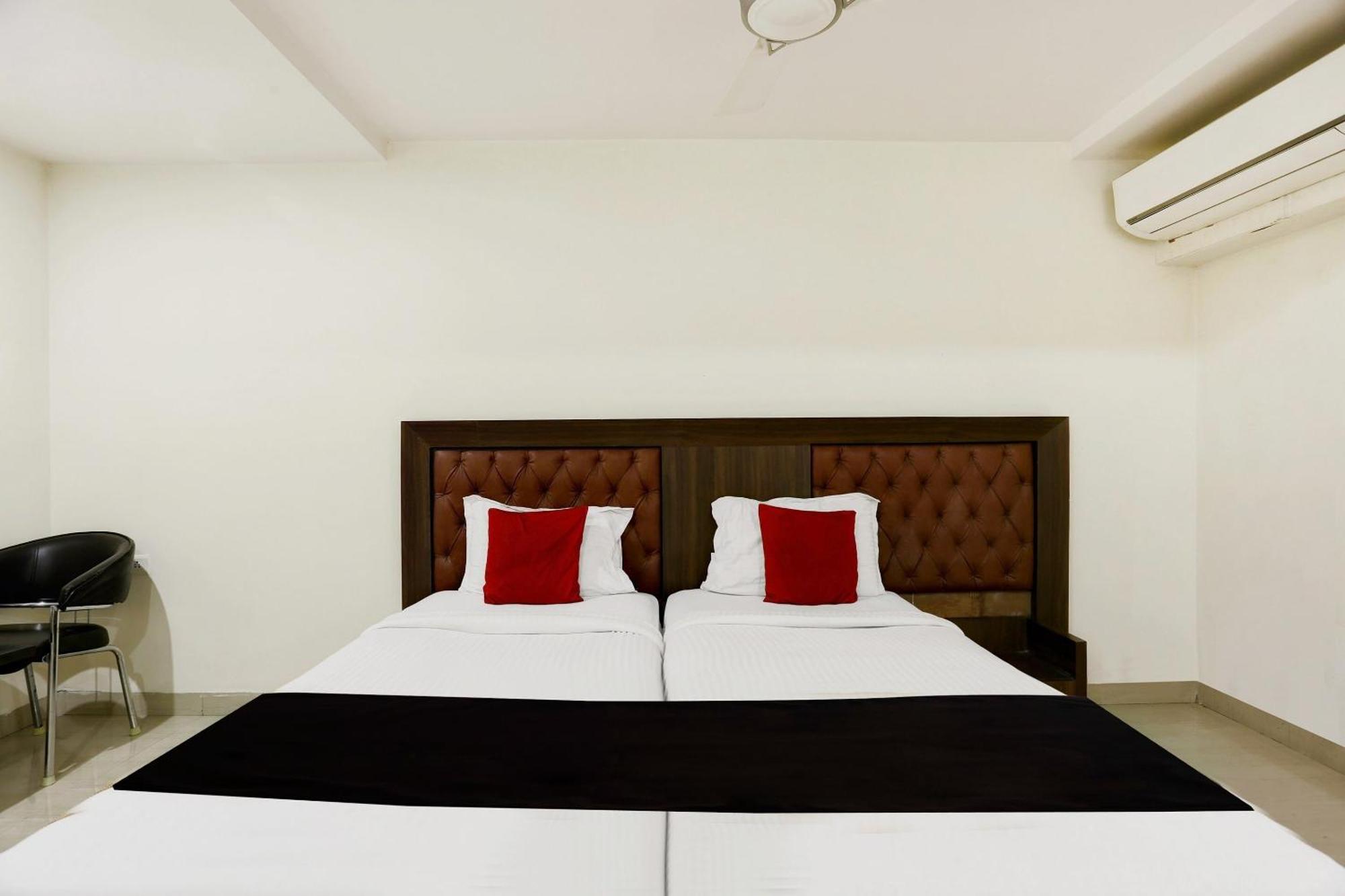 Townhouse Halcyon Deccan Inn Near Shilparamam Kondapur  Exterior photo